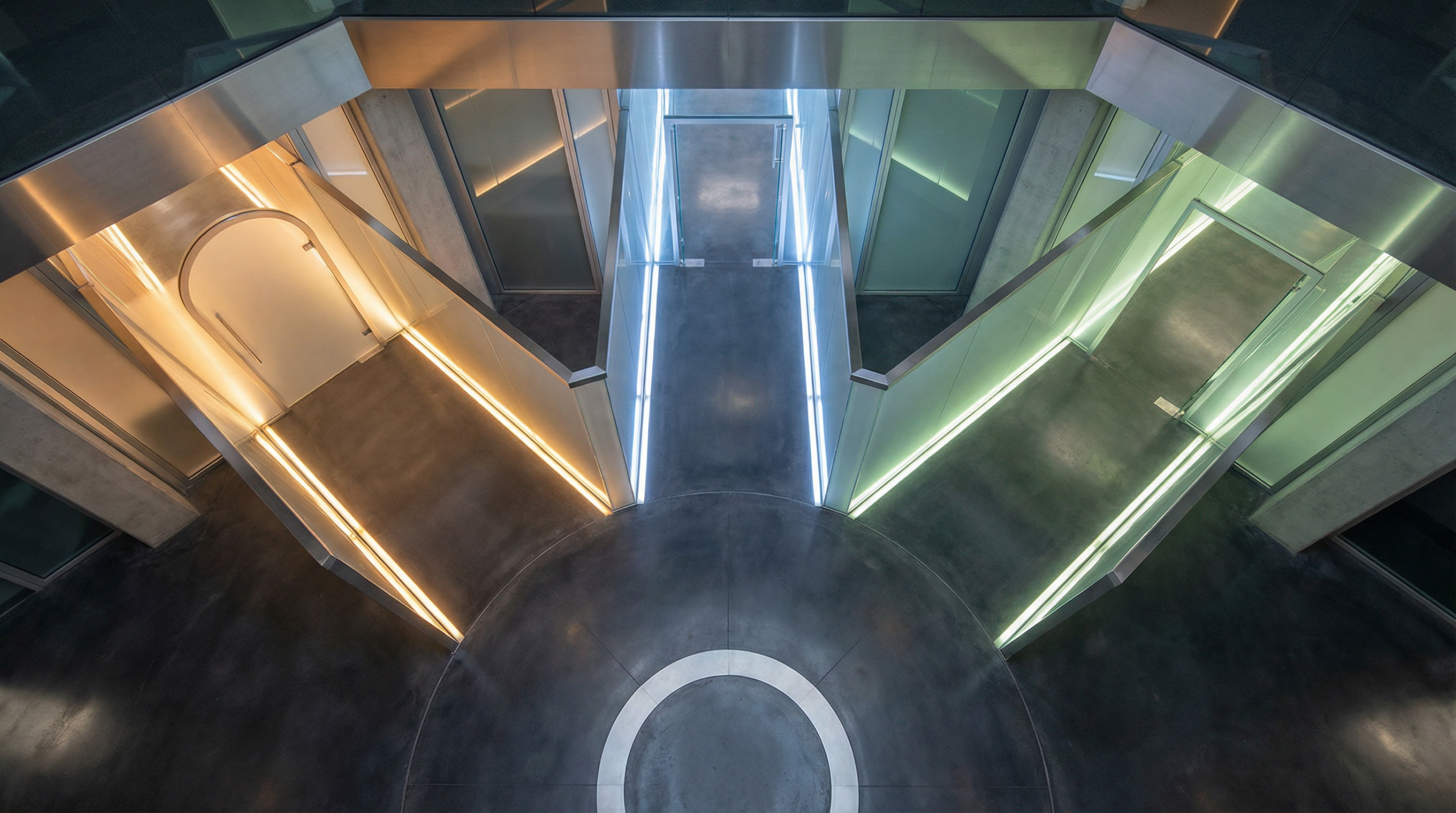 Tres caminos corporativos divergentes que representan la elección entre LLC, S Corp y C Corp para emprendedores